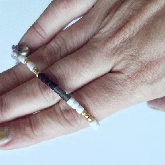 Beaded grey white black gold bracelet - Picture 5 of 8